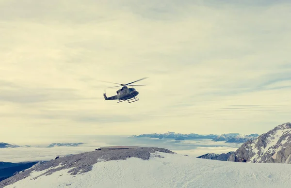 Mountain rescue helikopter landing te halen gewond. — Stockfoto