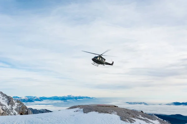 山区救援直升机降落接送伤员. — 图库照片