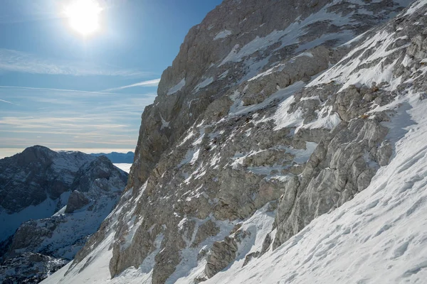 Spectacular winter mountain panorama with peaks covered with early snow. — Stock Photo, Image