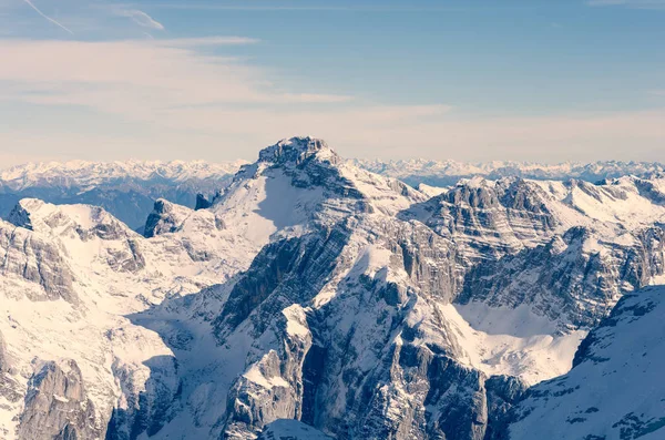 Panorama de montagne hivernal spectaculaire avec des sommets couverts de neige précoce . — Photo