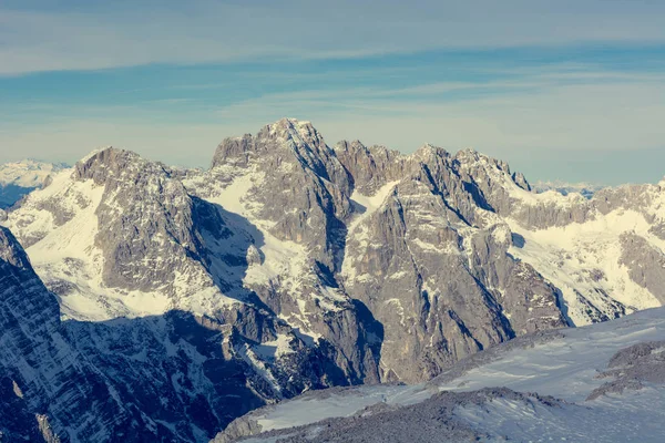 Espectacular panorama de montaña de invierno con picos cubiertos de nieve temprana . — Foto de Stock