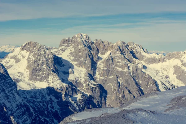 Panorama espetacular de montanha de inverno com picos cobertos com neve primitiva . — Fotografia de Stock