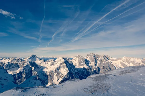 Spektakuläres Winter-Bergpanorama mit früh verschneiten Gipfeln. — Stockfoto