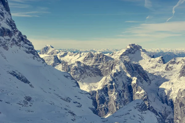 Panorama de montagne hivernal spectaculaire avec des sommets couverts de neige précoce . — Photo