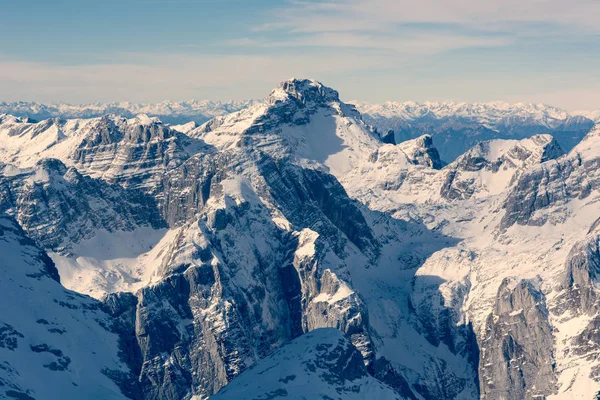 Panorama espetacular de montanha de inverno com picos cobertos com neve primitiva . — Fotografia de Stock