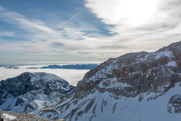 Захватывающая зимняя горная панорама с вершинами, покрытыми ранним снегом . — стоковое фото