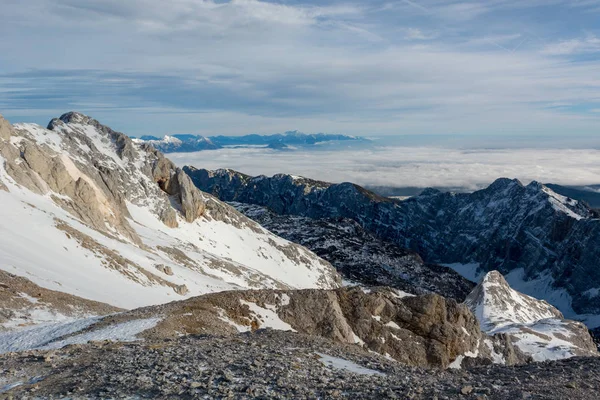 Panorama de montagne hivernal spectaculaire avec des sommets couverts de neige précoce . — Photo