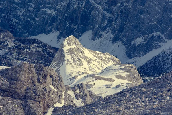 Spektakuläres Winter-Bergpanorama mit früh verschneiten Gipfeln. — Stockfoto