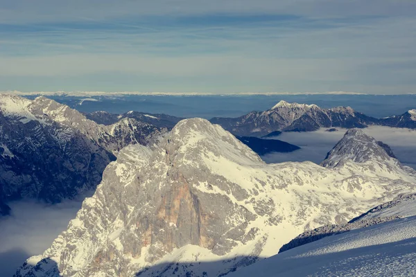 Panorama espetacular de montanha de inverno com picos cobertos com neve primitiva . — Fotografia de Stock