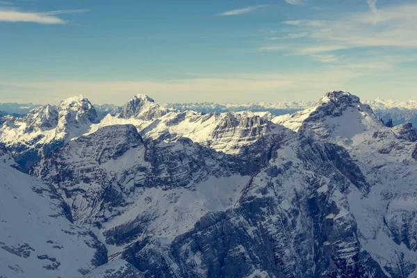 Panorama gór spektakularny zimowy z szczyty pokryte śniegiem wczesnego. — Zdjęcie stockowe