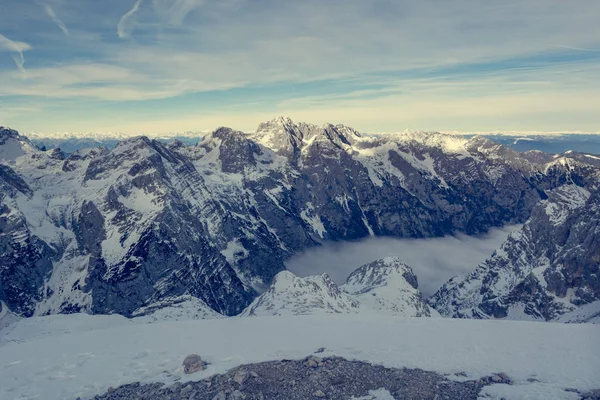 Panorama espetacular de montanha de inverno com picos cobertos com neve primitiva . — Fotografia de Stock