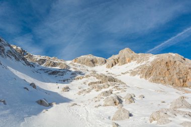 Muhteşem kış dağ panorama zirveleri ile erken karla kaplı.