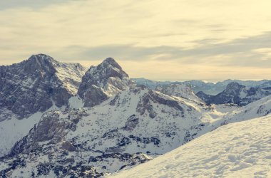 Muhteşem kış dağ panorama zirveleri ile erken karla kaplı.