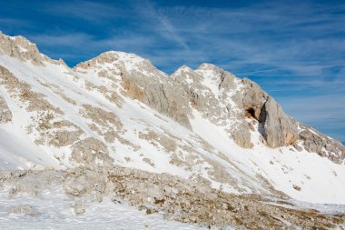 Muhteşem kış dağ panorama zirveleri ile erken karla kaplı.