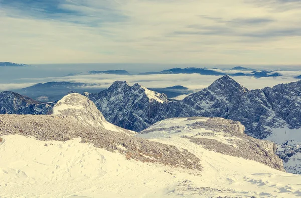 Panorama espetacular de montanha de inverno com picos cobertos com neve primitiva . — Fotografia de Stock