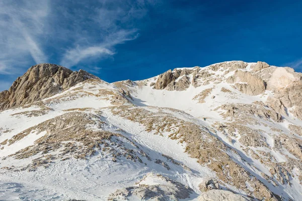 Panorama de montagne hivernal spectaculaire avec des sommets couverts de neige précoce . — Photo