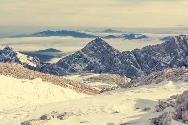 Nádherný zimní panorama hor s vrcholy pokryté sníh. — Stock fotografie