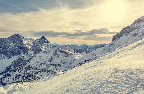 Espectacular panorama de montaña de invierno con picos cubiertos de nieve temprana . — Foto de Stock