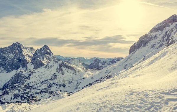 Panorama de montagne hivernal spectaculaire avec des sommets couverts de neige précoce . — Photo