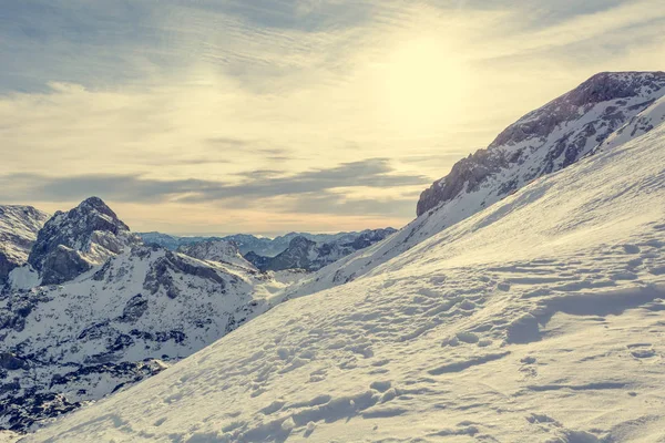 早めの雪で覆われた壮大な冬のピークを持つ山のパノラマ. — ストック写真