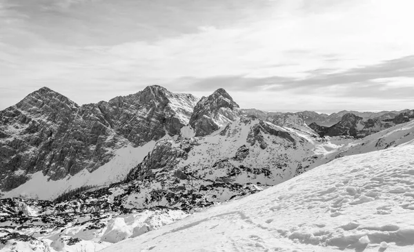 Nádherný zimní panorama hor s vrcholy pokryté sníh. — Stock fotografie