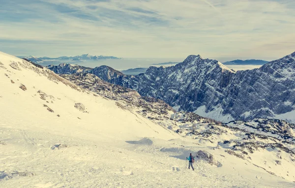 Espectacular panorama de montaña de invierno con picos cubiertos de nieve temprana . — Foto de Stock