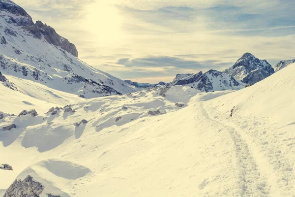 Sendero corriendo a través de espectacular paisaje de montaña winnter . — Foto de Stock