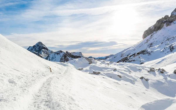 Běh přes velkolepé winnter horské krajiny. — Stock fotografie
