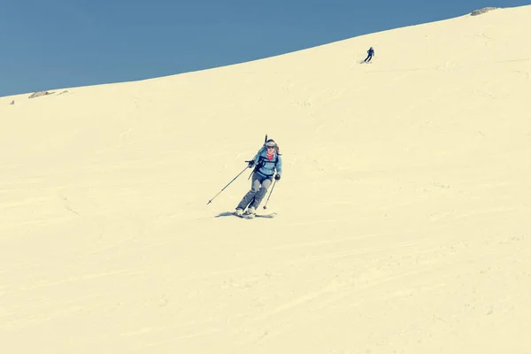 Une skieuse de l'arrière-pays s'attaque à une pente raide . — Photo