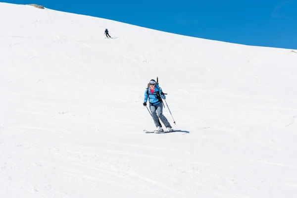 Female back-country skier tackling a steep slope. — Stock Photo, Image