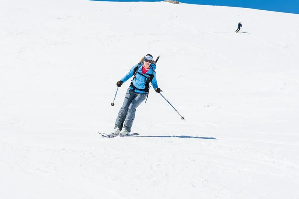 Dik bir yamaç mücadele kadın taşralı kayakçı. — Stok fotoğraf