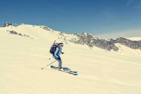 Une skieuse de l'arrière-pays s'attaque à une pente raide . — Photo