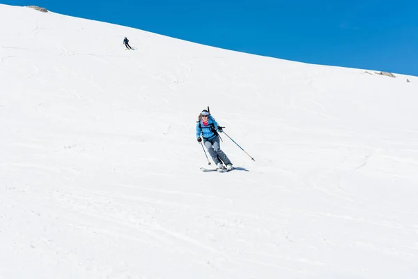 Une skieuse de l'arrière-pays s'attaque à une pente raide . — Photo