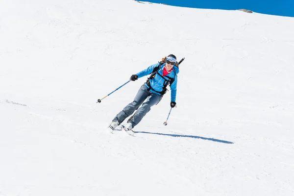 Female back-country skier tackling a steep slope. — Stock Photo, Image