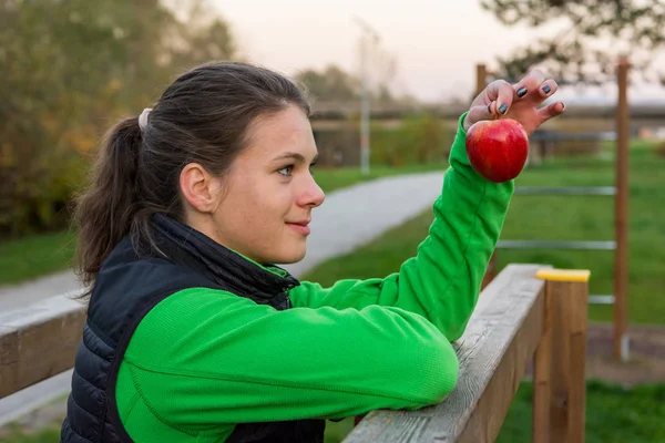 Mulher atlética tendo um lanche de frutas saudável durante o exercício ao ar livre . — Fotografia de Stock