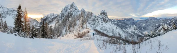 Видовищний зимовий гірський пейзаж, освітлений заходом сонця . — стокове фото