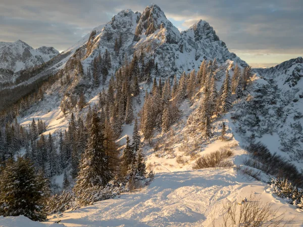 Spektakulära vinter bergslandskap upplyst av inställningen solen. — Stockfoto