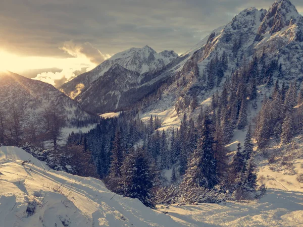 Spektakulära vinter bergslandskap upplyst av inställningen solen. — Stockfoto