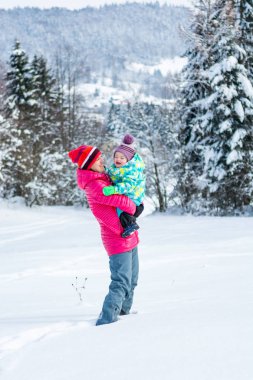 Anne ve kızı peri masalı kış manzara modunda oynama.