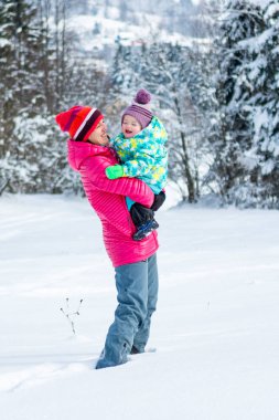 Anne ve kızı peri masalı kış manzara modunda oynama.