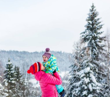 Anne ve kızı peri masalı kış manzara modunda oynama.