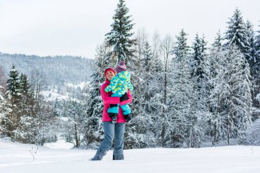 Anne ve kızı peri masalı kış manzara modunda oynama.
