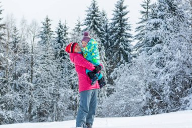 Anne ve kızı peri masalı kış manzara modunda oynama.