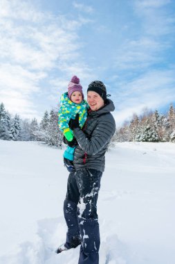 Baba ve kızı taze karda oynarken.
