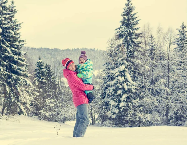 Mor Och Dotter Spelar Sagan Vinterlandskap Aktiva Moderskap — Stockfoto