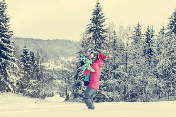 Mor och dotter spelar i sagan vinterlandskap. — Stockfoto