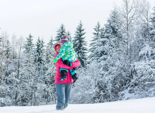 Mor och dotter spelar i sagan vinterlandskap. — Stockfoto