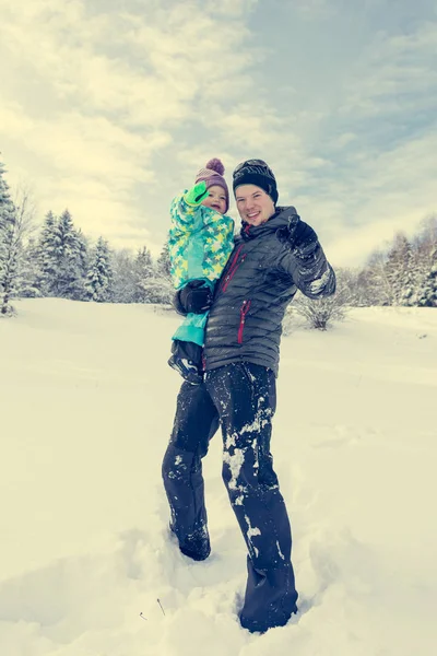 Baba ve kızı taze karda oynarken.