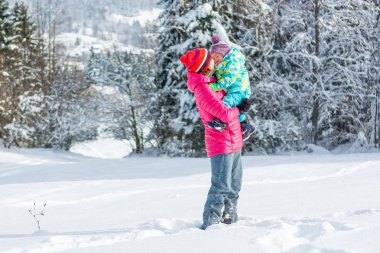 Anne ve kızı peri masalı kış manzara modunda oynama.