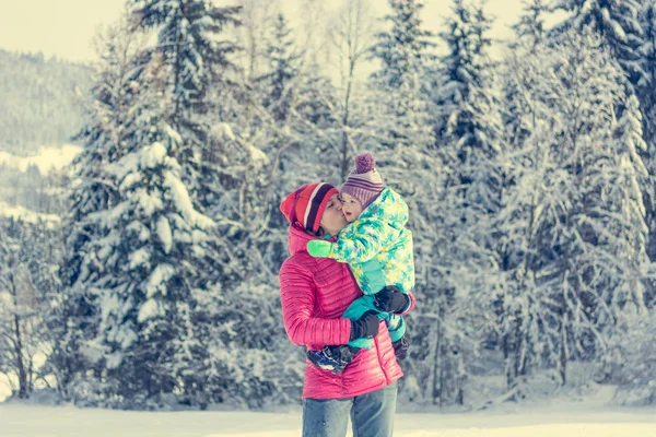 Mor och dotter spelar i sagan vinterlandskap. — Stockfoto